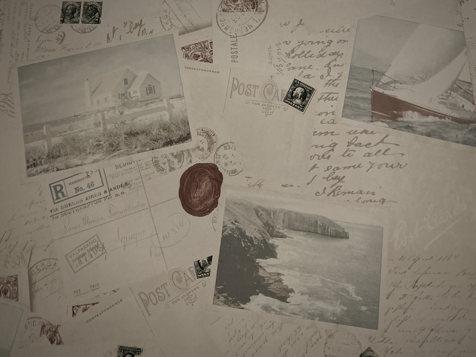 Le mur de cartes postales du salon