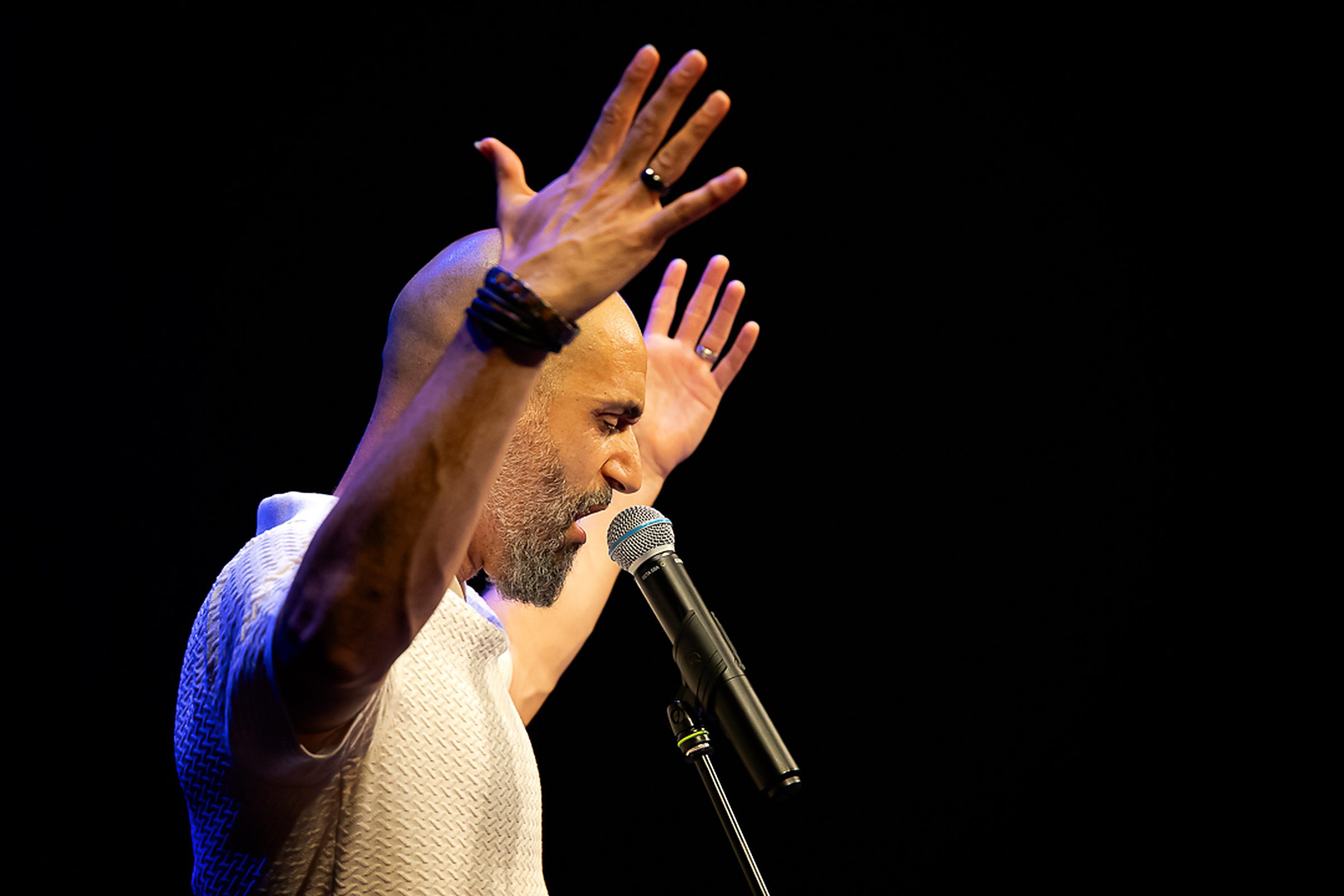 Cartes Postales — raised hands on stage, Verhalenhuis Haarlem